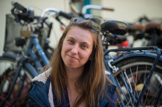 Kecskem&eacute;t arcai:  Sz&ouml;r&eacute;nyi Julcsi &eacute;s a bl&ouml;ffkir&aacute;ly macska